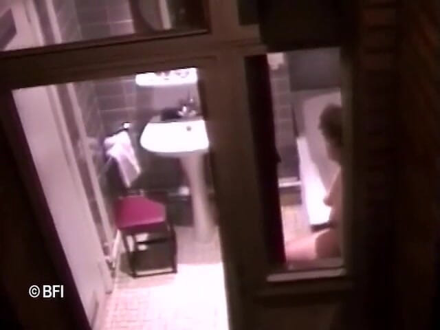 Hardcore Lovers: İri göğüslü sarışın kadın banyoda mastürbasyon yapıyor ve tıraş oluyor