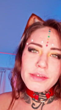 Impresionante modelo de tatuaje Mari Galore chupa y folla una enorme polla en primer plano