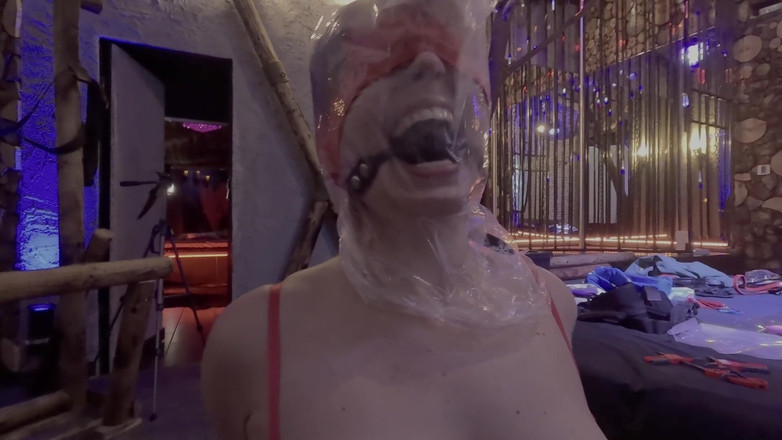 Elena917: Múltiples orgasmos en Sybian mientras bondage bdsm juega en dungeon