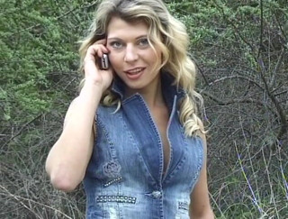 Flash Model Amateurs: Scène sensuelle en plein air d'une nana blonde sexy