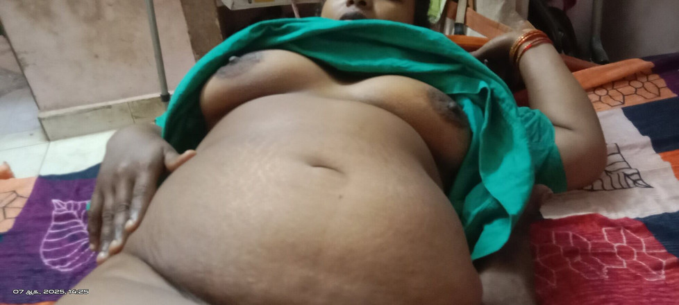 Tamil Anti Uma: 내 수양 계모는 나에게 전화를 걸어 말했다, "내가 집에서 혼자라면, 그것은 내 여성성을 파괴한다." 나는 그것을 시도했다.