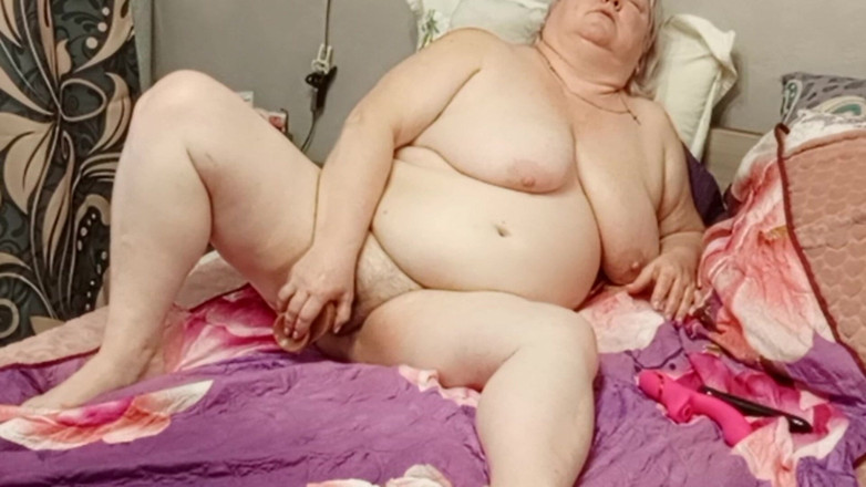 Zona901: Tchýně masturbuje svou šťavnatou kundičku se sexuálními hračkami