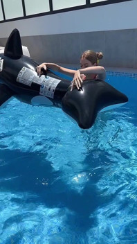 Filmé, Lexi Montana s’amuse dans une piscine extérieure !