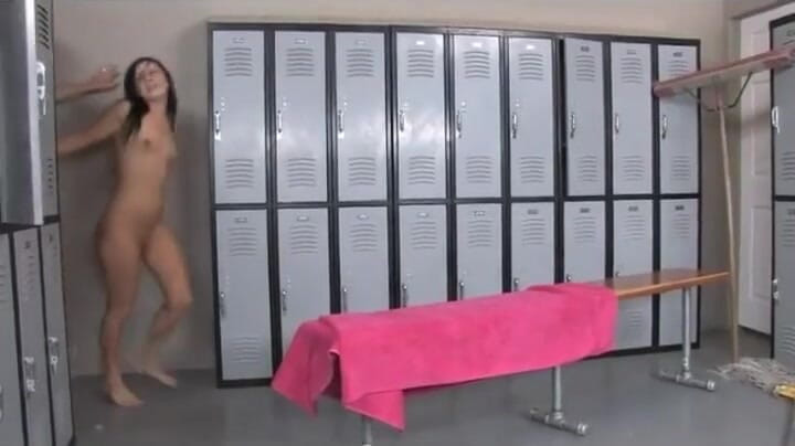 Hot Girlz: Špinaví muži se vplíží do sprchy dívek a šukají sportovní teenagerky