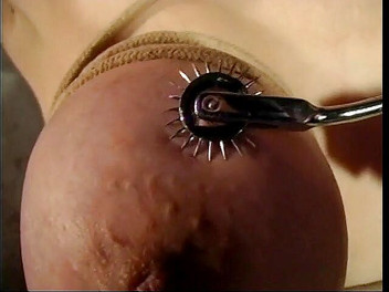 Girl on Girl: アジアの赤ん坊は、赤毛の巨大なラックを熱いワックスで覆い、スパンクして喜びをからかいます。