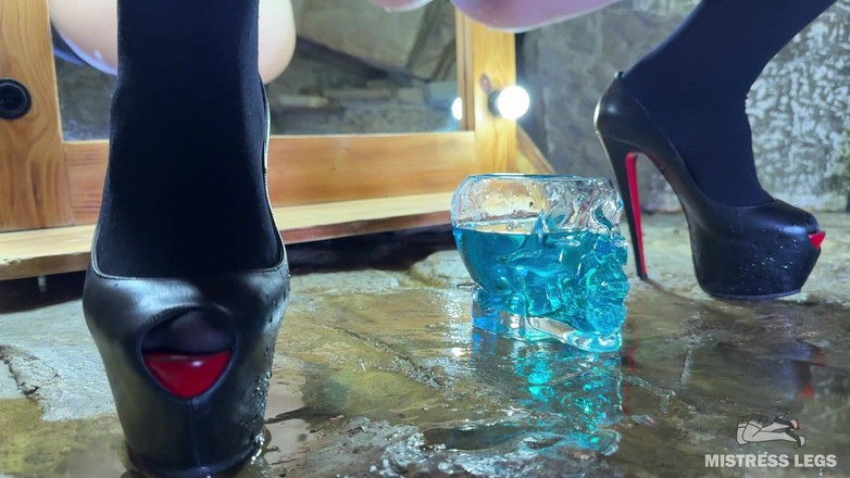 Mistress Legs: Stăpâna te face o poțiune specială de Halloween folosind pișatul...