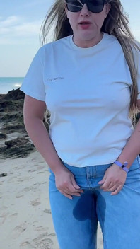 Pipì in Jeans Attillati Sulla Spiaggia Pubblica