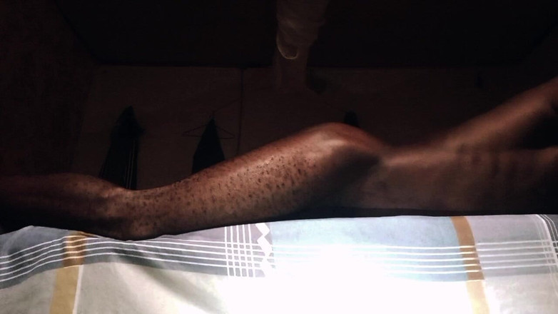PrincAuthentic: Guru inocentemente transando na cama acaba com Cummin e esguicha...