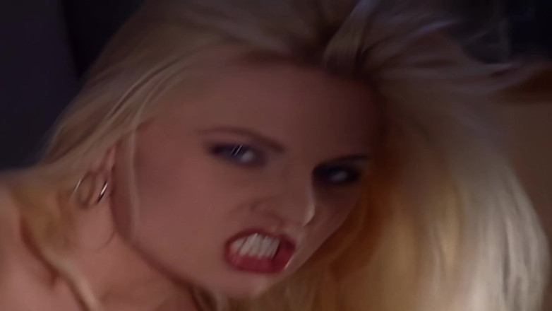 Luxury porn channel: Blonďatá noční lovkyně hledá cizince pro půlnoční šukání