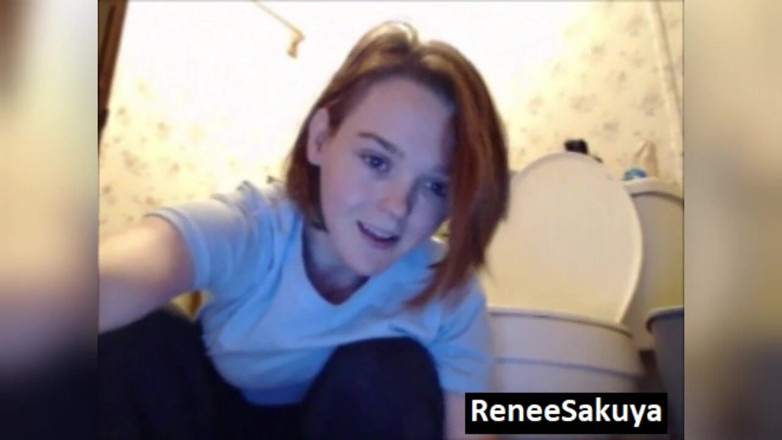 Renee Sakuya: Orinando debajo delclose y masturbándose