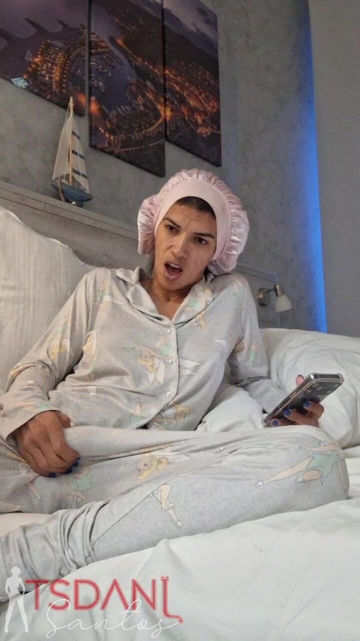Tsdanisantos1: Zu Hause zeigt eine gute Shemale ihren Schwanz
