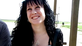 Prostituta de cabelos escuros com uma bunda grande leva no buraco dos fundos