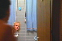 German amateur couples: Dvě štíhlé německé dámy sdílející naloženou kost v obývacím pokoji