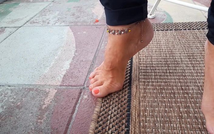Selena701: Istri dewasa pirang amatir menikmati pemujaan kaki