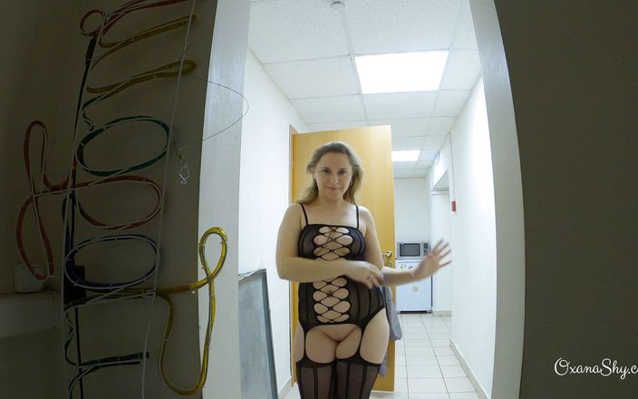 MILF Oxana: Pokazywanie bez majtek w biurze w środku dnia pracy