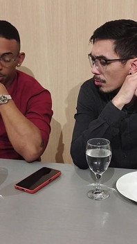 Corno Esta Distraido Fechando Negocios Enquanto Eu Entro Embaixo Da Mesa Para Chupar O Pau Do Parceiro
