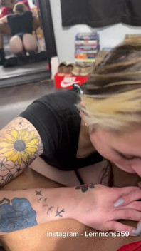 Sexy loira puta chupando pau no espelho