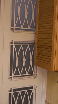 Une travailleuse tatouée baise une blonde tatouée sur un lit d’hôtel