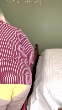 POV : Ma belle-mère t'apprend le sexe en utilisant des jouets pour te montrer comment la faire jouir