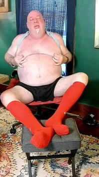 Beardaddychub si masturba in calze rosse lunghe e jock rosso!