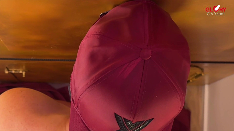 GLORYHOLEGAYS: Il principe Alberto nella Gloryhole: Il seme che rimane intrappolato...