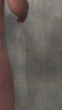 Il joue avec mon cul parfait dans la salle de bain et la douche