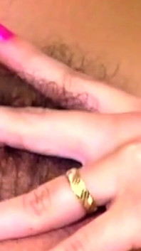 Une pipe baveuse dans la cuisine finit en chatte dégoulinante