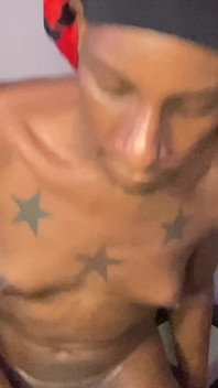 Černá transwomanka lemuje bambucké máslo