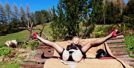 Wanilianna: Ese día fue el soleado de primavera. Estaba sentada en...