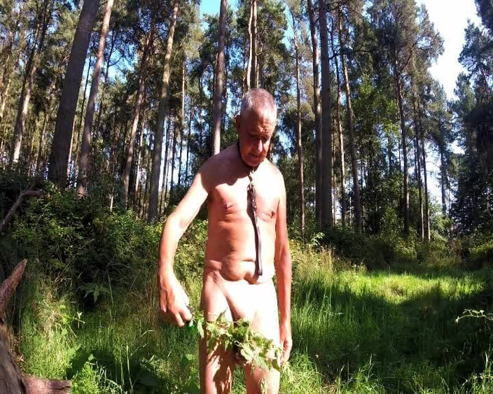 Andy: Nettle play in het bos