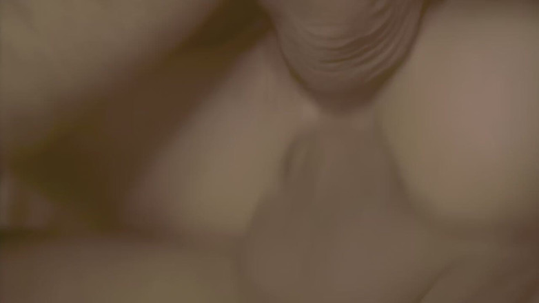 pornitaliangraffiti: Țâțoasă naturală Rita Faltoyano dansează și ejaculează cu o penetrare dublă...