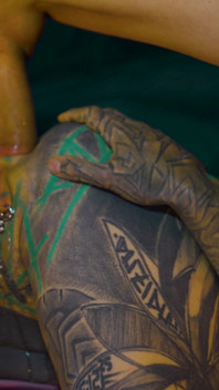 BWC Security surprend une fille tatouée en train de lui baiser la chatte si bien pour qu’il la baise dans le cul