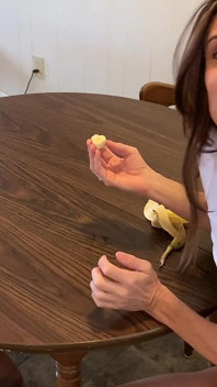 Tgirl Ria Bentley daje głowę banana, a następnie zjada jej spermę