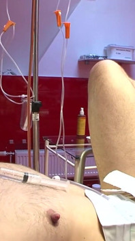 BDSM-domina mit ihren männlichen sklaven sprengt eier und pegging