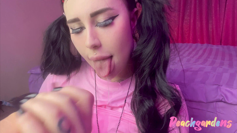Peachgardens: Esta enorme polla me salpió con semen, mucho semen en...