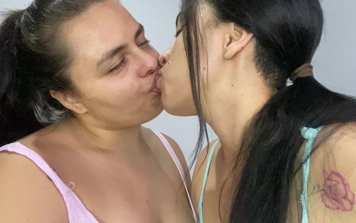 Zoe &amp; Melissa: Lesbian seksi lagi asik ciuman pakai lidah