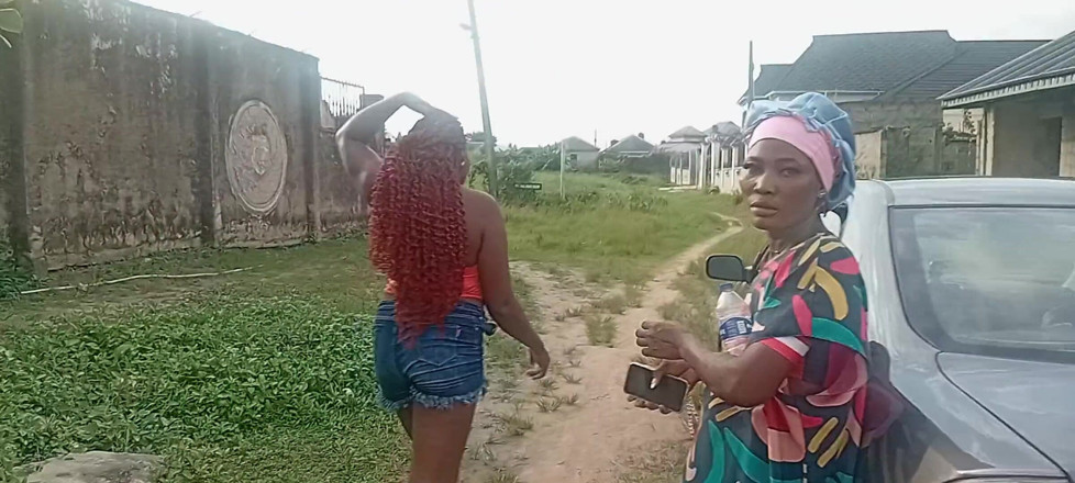 Creamyshuga: Llevando a sus dos esposas a follar en un edificio...