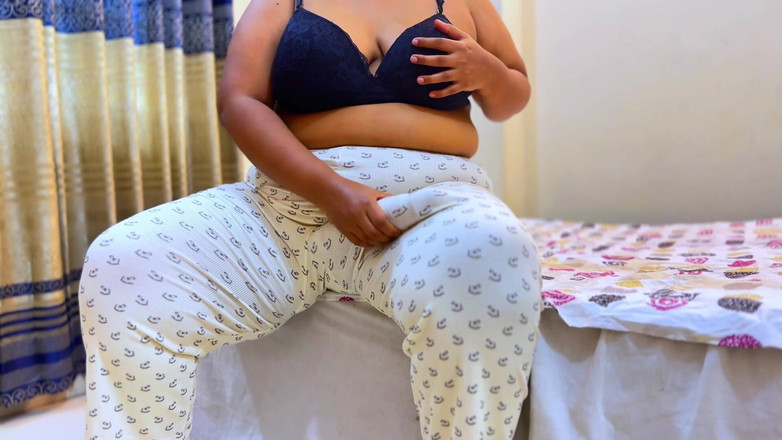 Aria Mia: Горячую мачеху с большим толстым хуем застукал мастурбировать пасынок - от женщины к шмелю по starpon