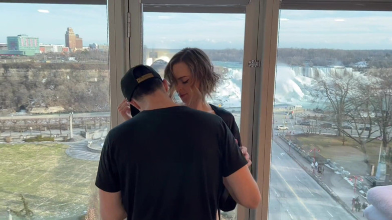 Serenity Cox: Ehefrau fickt zwei typen im hotelfenster, bevor sie creampie und...