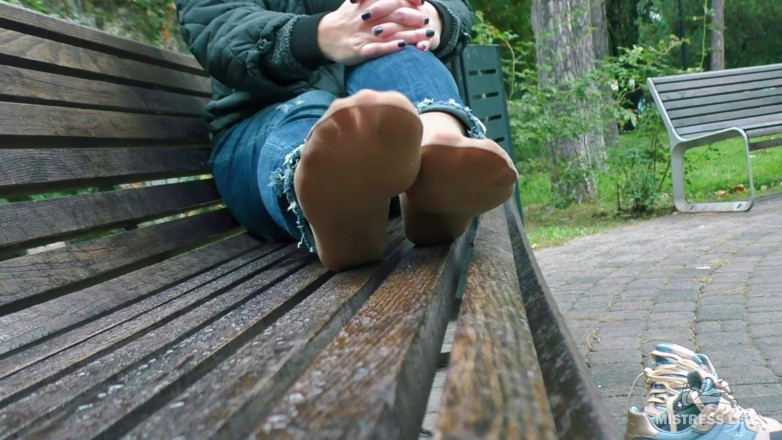 Mistress Legs: Tapak comel dalam stoking nilon di luar pada hari hujan