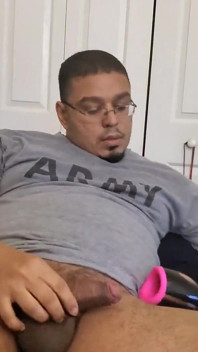 Browndicksavior używa swojej zabawki do seksu oralnego i głaska jego brązowego kutasa