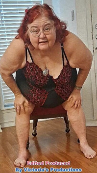 Asistentă roșcată matură mare și frumoasă Vicki Models în lenjerie