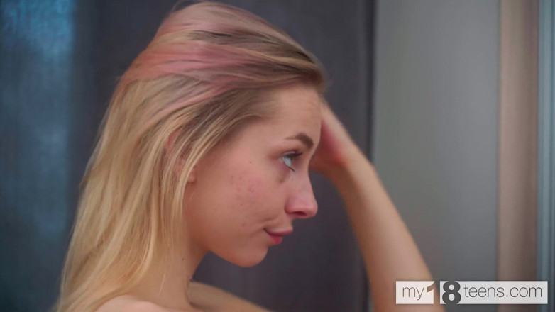 My 18 Teens: Niesamowita blondynka Carolina Sun palcami jej owłosionej cipki