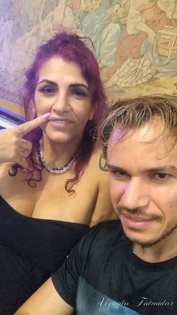 Amador: Duitse tatoeëerder en Melissa losbandige dansers achter de schermen