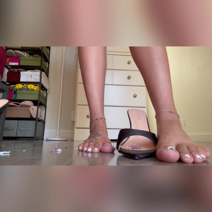 Tan feets: laitina tanfeets oonchi eri ke joote aur nange pair men...