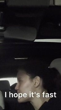 Två lesbiska har sex i bilen