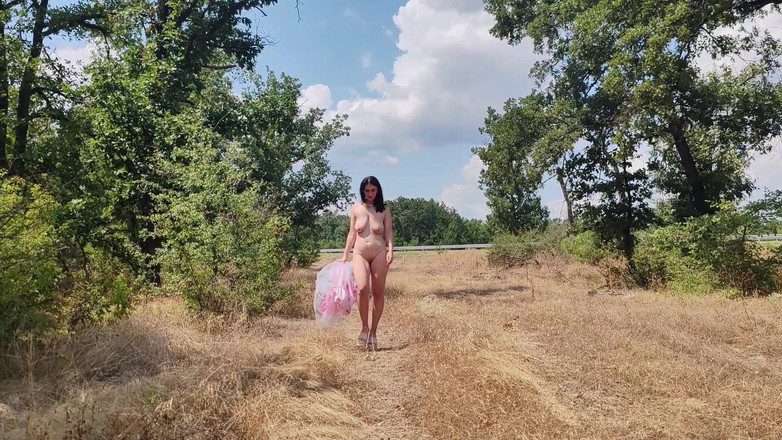 Za Za: Uma vagabunda escrava mostra sua bunda rosa na estrada