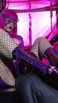 Dominatrix Eva látex culona milf caliente sexy dominatrix lamida de coño con máscara de esclavo bdsm fetiche en tacones