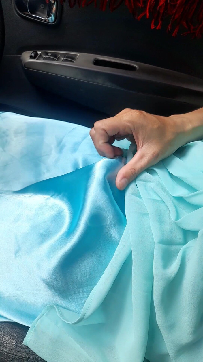 Naomisinka: Mrdka na sobě modré chiffon šaty se saténovou podšívkou