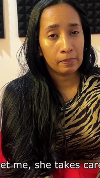 Mama vitregă țâțoasă Leyne Rodriguez l-a prins pe fiul vitreg masturbându-se și îl ajută să ejaculeze.
